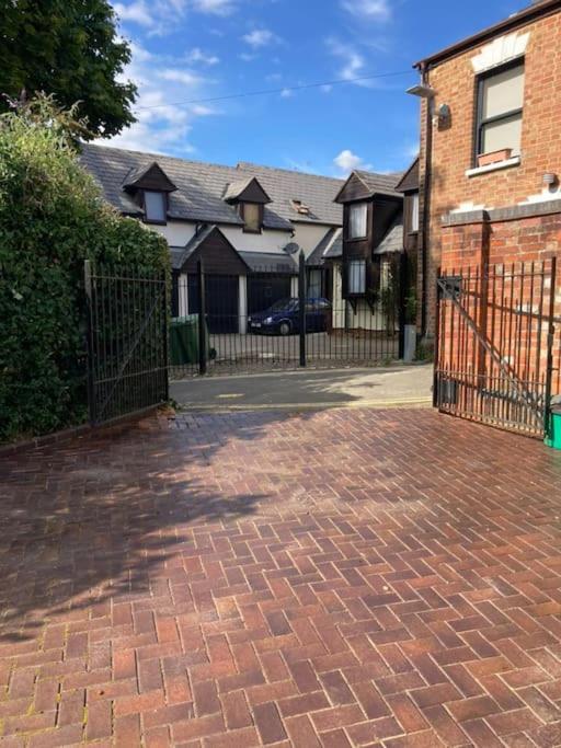 Vernon Place Town Centre, Vernon Cottage 3-Bed With Parking, 1A Vernon Court 2-Bed With Parking, 1B Studio No Parking, Off The High Street Next To Sandford Park Cheltenham Zewnętrze zdjęcie