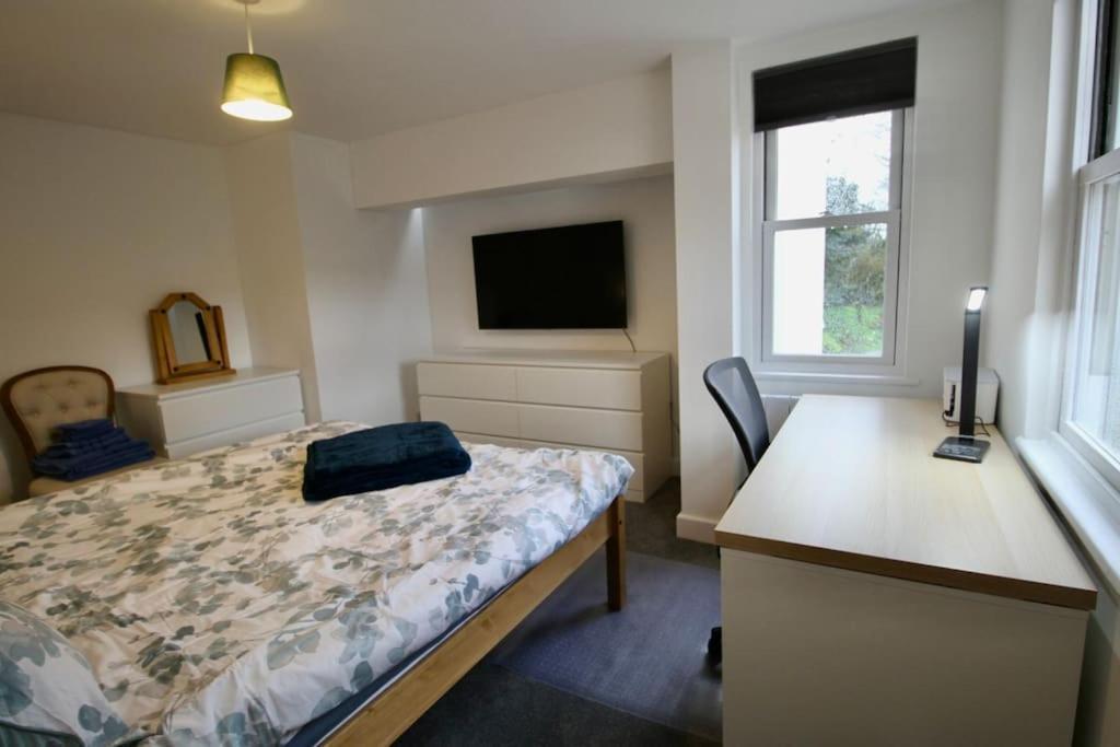 Vernon Place Town Centre, Vernon Cottage 3-Bed With Parking, 1A Vernon Court 2-Bed With Parking, 1B Studio No Parking, Off The High Street Next To Sandford Park Cheltenham Zewnętrze zdjęcie