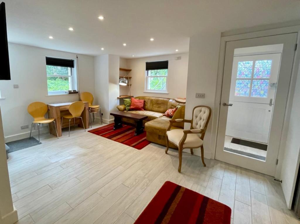 Vernon Place Town Centre, Vernon Cottage 3-Bed With Parking, 1A Vernon Court 2-Bed With Parking, 1B Studio No Parking, Off The High Street Next To Sandford Park Cheltenham Zewnętrze zdjęcie