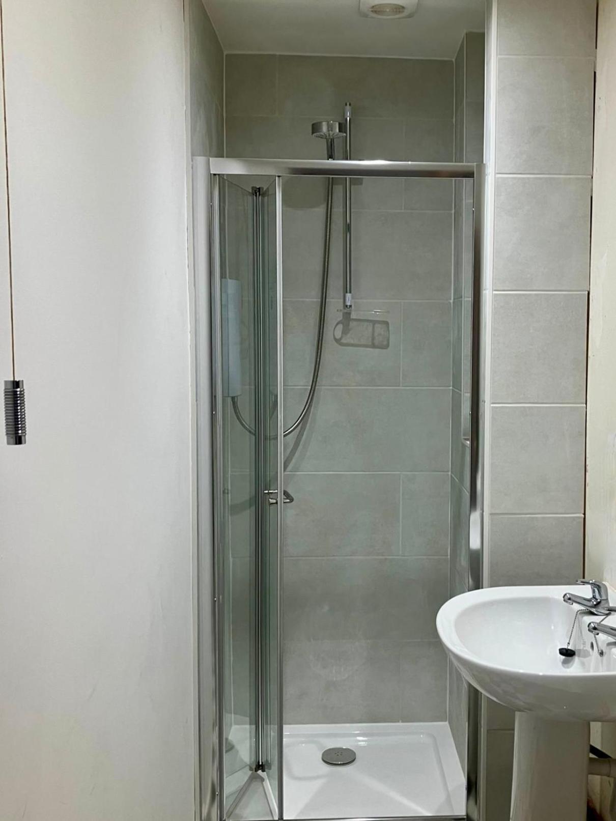 Vernon Place Town Centre, Vernon Cottage 3-Bed With Parking, 1A Vernon Court 2-Bed With Parking, 1B Studio No Parking, Off The High Street Next To Sandford Park Cheltenham Zewnętrze zdjęcie