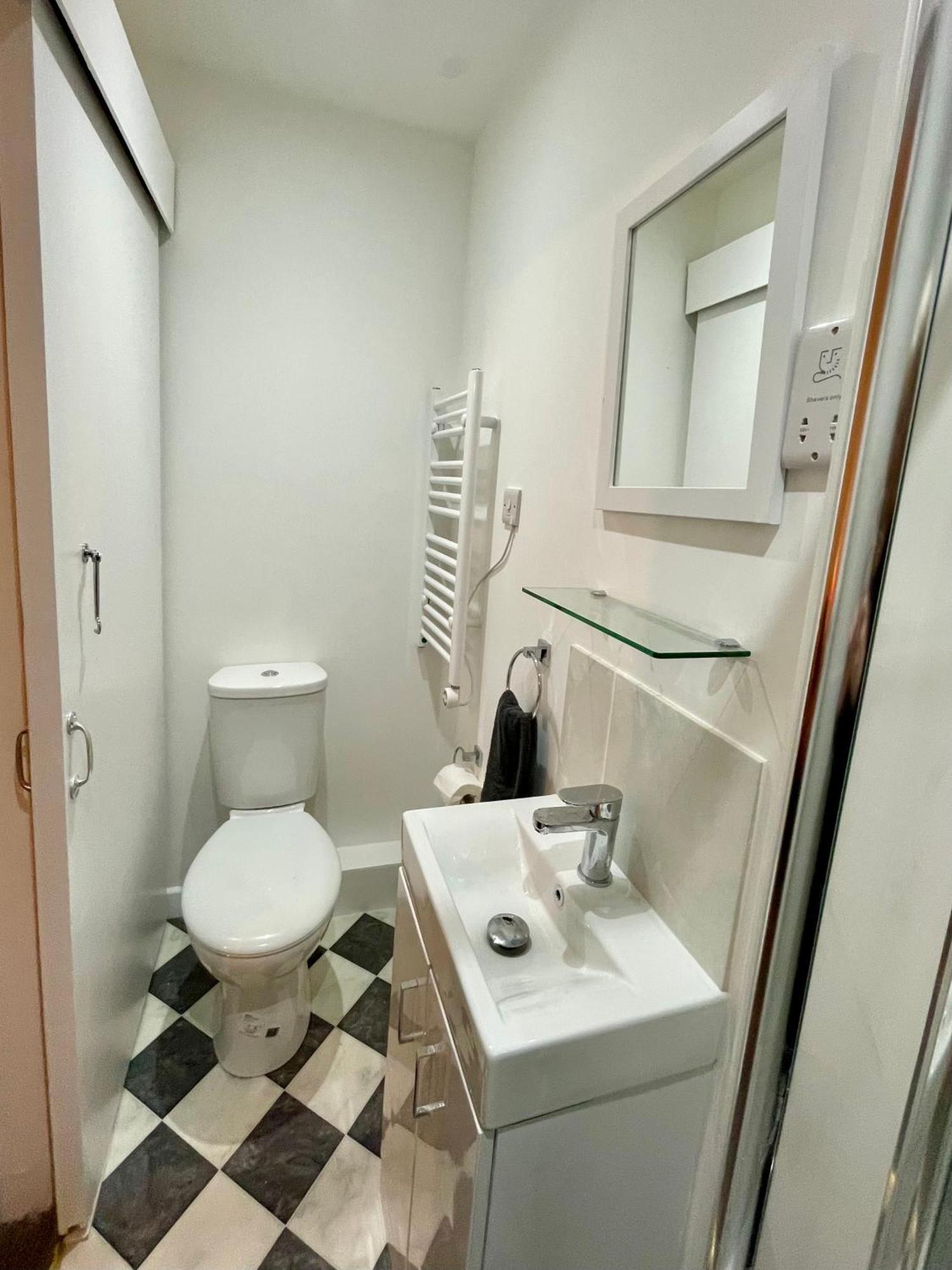 Vernon Place Town Centre, Vernon Cottage 3-Bed With Parking, 1A Vernon Court 2-Bed With Parking, 1B Studio No Parking, Off The High Street Next To Sandford Park Cheltenham Zewnętrze zdjęcie