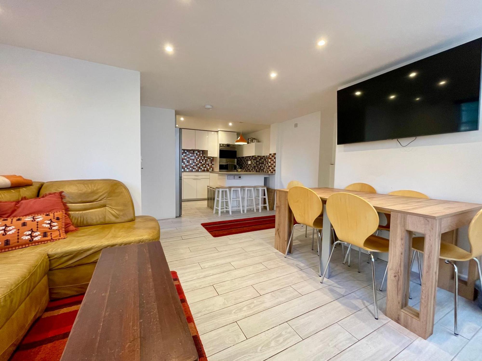 Vernon Place Town Centre, Vernon Cottage 3-Bed With Parking, 1A Vernon Court 2-Bed With Parking, 1B Studio No Parking, Off The High Street Next To Sandford Park Cheltenham Zewnętrze zdjęcie
